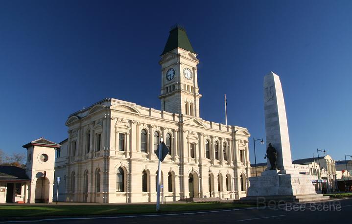 IMG_4789.JPG - The old Oamaru Post office and the new (old) Oamaru Post Office (now the District Council building) plus WW1 War Memorial