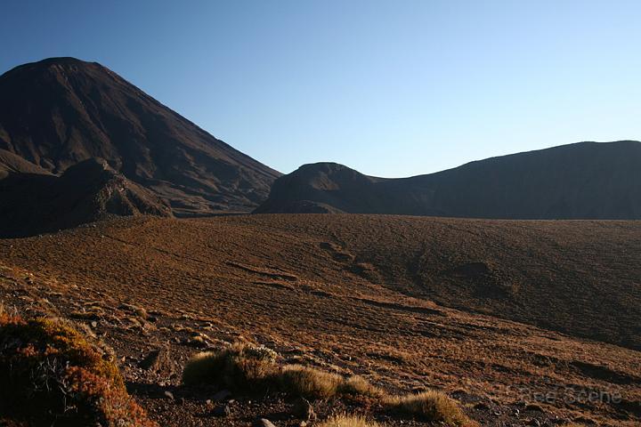 tama_04.jpg - Tama ridge and Mt Ngauruhoe